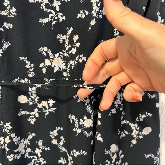 Abercrombie & Fitch Black and White Floral Wrap dress size medium petite - Picture 9 of 13
